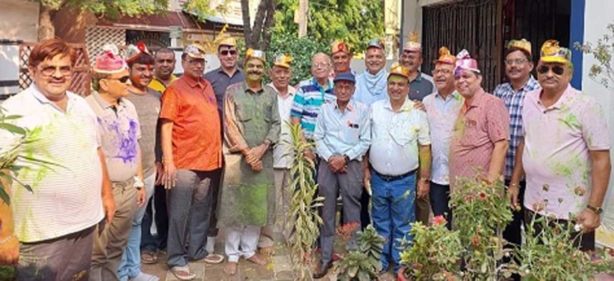 राजीव लोचन फाउंडेशन का रंग पंचमी महोत्सव हास्य व्यंग्य व फूलों की होली के साथ संपन्न